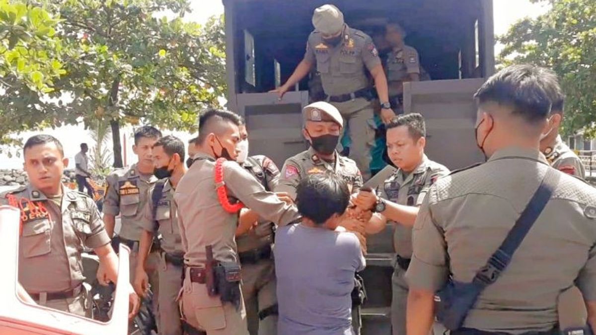 Controlling Street Vendors On Padang Beach, Satpol PP Thrown Coconuts And Threatened By Sajam