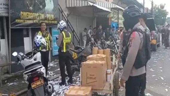バンカラン警察シタピカップはイドの祈りの後に爆竹を運ぶ