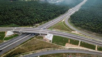 斯里穆利亚尼的下属确信，跨苏门答腊收费公路将给新地区带来增长