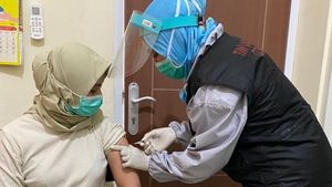 1.500 Tenaga Kesehatan Lansia di Surabaya Terima Vaksin COVID-19
