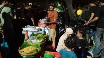 Bahagianya Penjual Pecel di Bundaran HI Dapat Amplop Isi Rp500 Ribu dari Prabowo