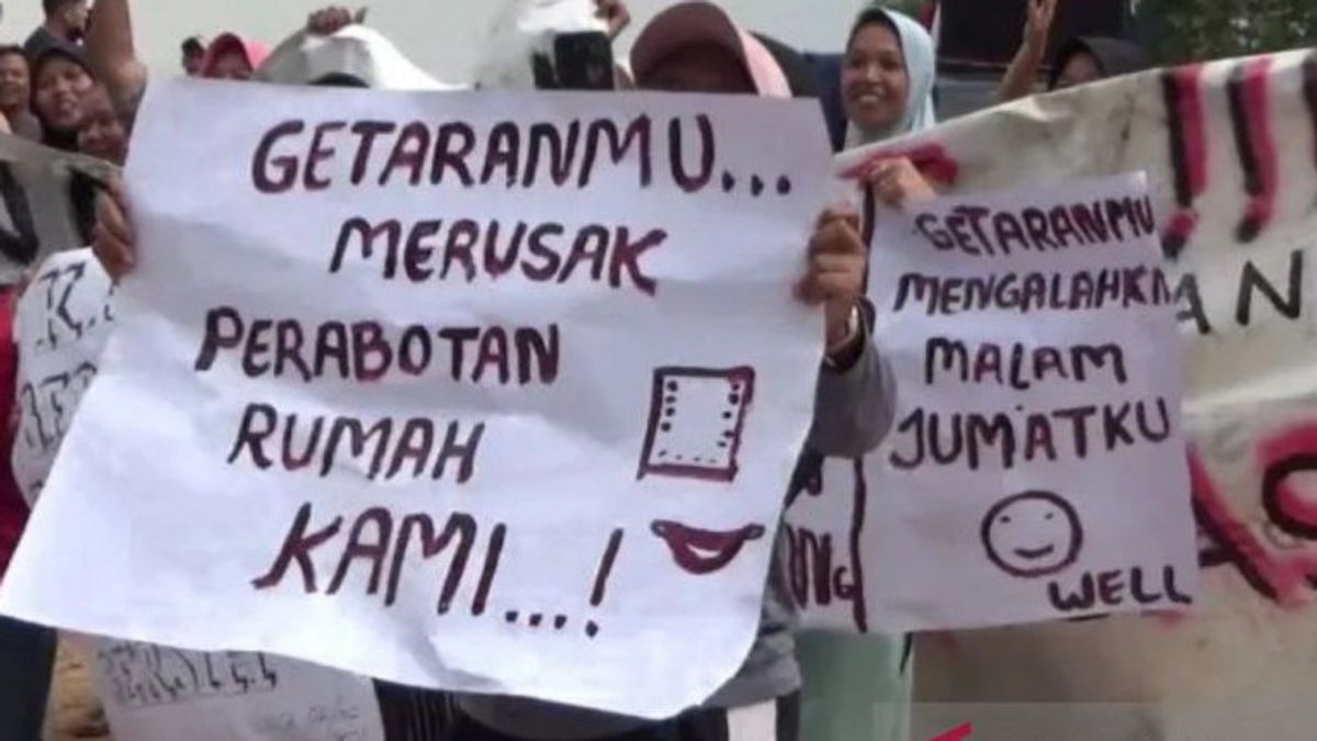 A Number Of People In Bekasi Regency Ask For Compensation On The Impact Of The Jakarta-Cikampek Toll Road Construction
