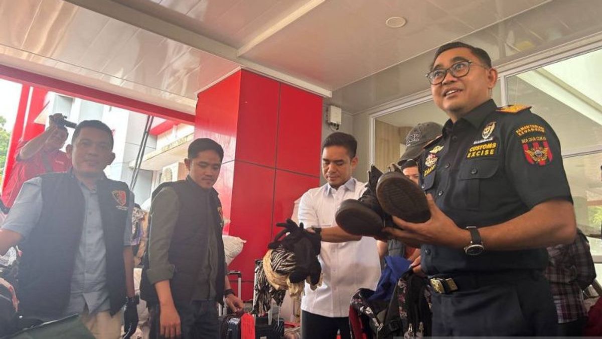    Polda Kepri-Bea Cukai Gagalkan Penyelundupan 100 Koli Balpres