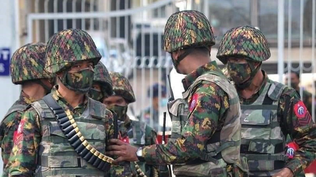 الاتصال بالأسلحة مع قوات الدفاع المدني: مقتل خمسة جنود من النظام العسكري في ميانمار واحتجاز اثنين واحتجاز العشرات في مخابئ