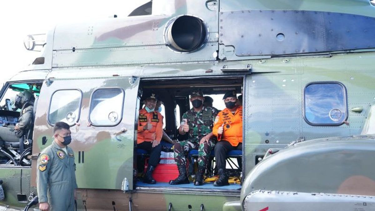 使用直升机，州长安迪·苏迪曼（Andi Sudirman）监视对庞克普KM Pertiwi现场事故受害者的搜索