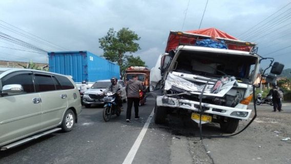 印尼海事安全官车在三宝垄-博约拉利收费公路上发生事故，2人死亡
