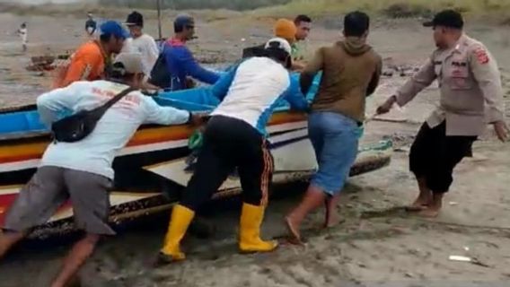 Desperate To Go To Sea Despite Bad Weather, 2 Fishermen In Cianjur Disappeared After The Ship Was Split And Hit By The Waves