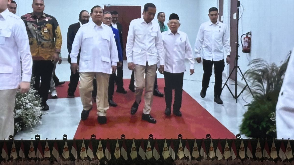 Le président Jokowi porte un sarong blanc lors de la réception de Gerindra