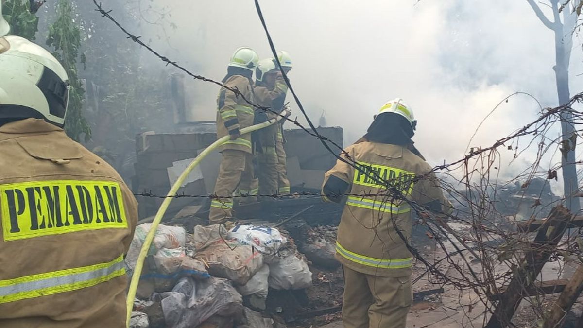 Residents' Settlements On Jalan Tanah Abang V Hit By Fire, Officers Still Extinguishing