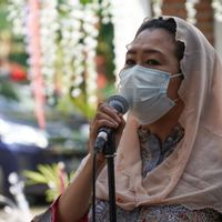 Yenny Wahid辞去专员职位:Gus Dur Anak努力拯救低落的印尼鹰航