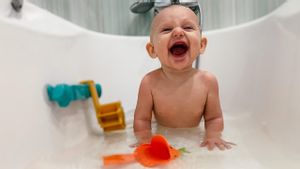 Kapan Bayi Boleh Mandi Air Dingin?
