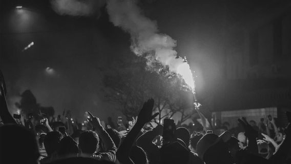 比利时扑向狮子地图集，支持者破坏布鲁塞尔市中心的商店并烧毁车辆