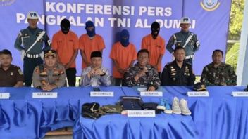 TNI AL Dumai dan Satgas Sadewa Amankan 150 Koli Barang Impor Bekas