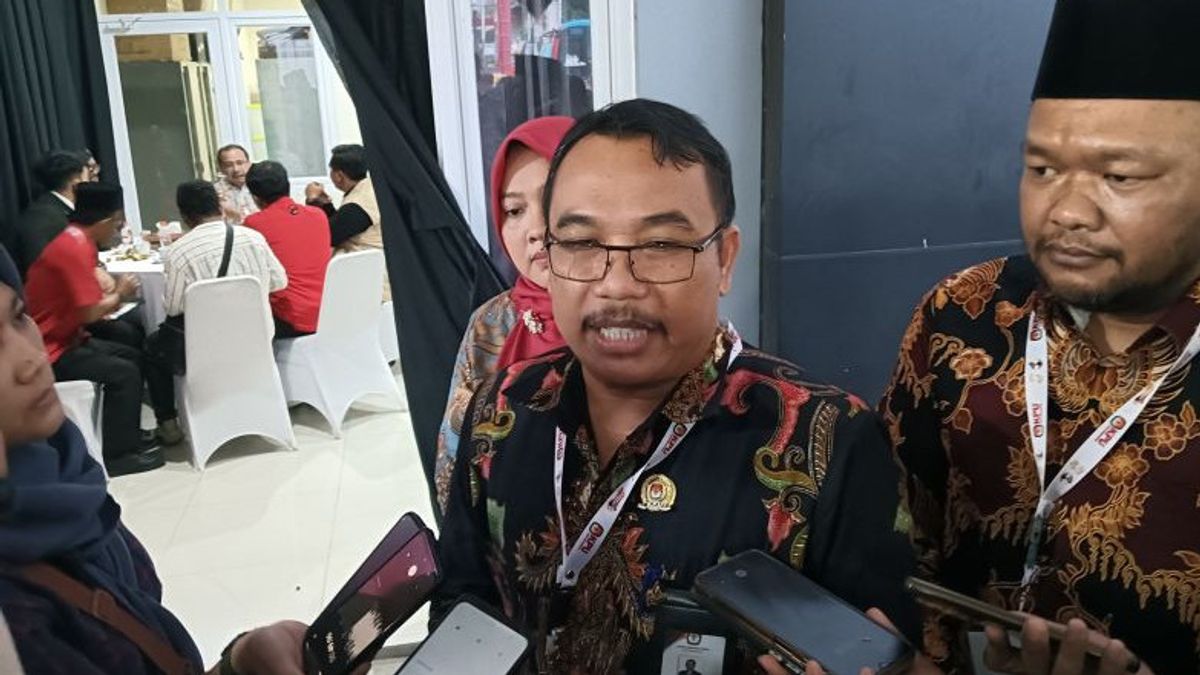 Semarang City KPU Ban Supporters Bring Sound Tengg During Debate