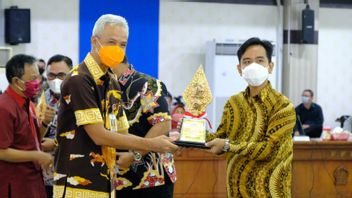Receive The Best City Trophy From Ganjar Pranowo, Gibran: This Is Mr. Rudy's Work, I Just Accept It