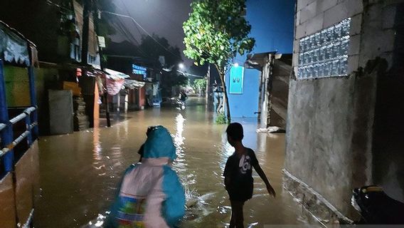 Le Gouvernement De La Ville De Jaktim Jamin, Moins De 1 Heure Les Victimes Des Inondations Peuvent Recevoir Une Aide Alimentaire