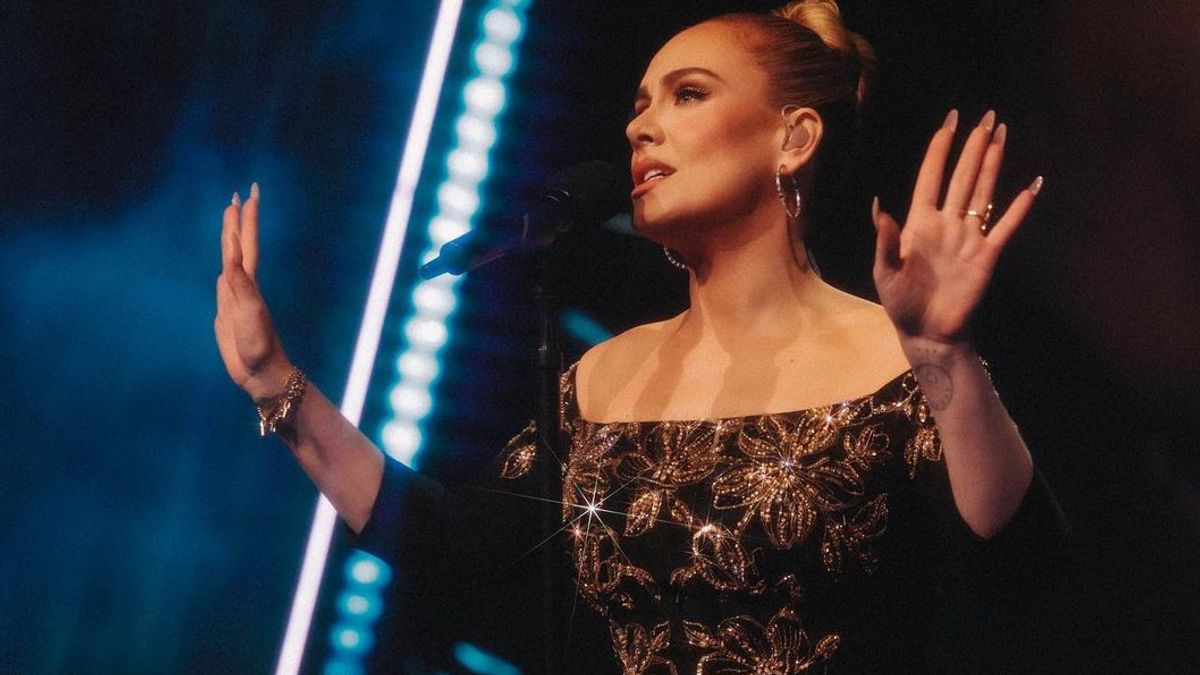 Ask Fans To Stop Throwing Objects On Stage, Adele: I Killed You