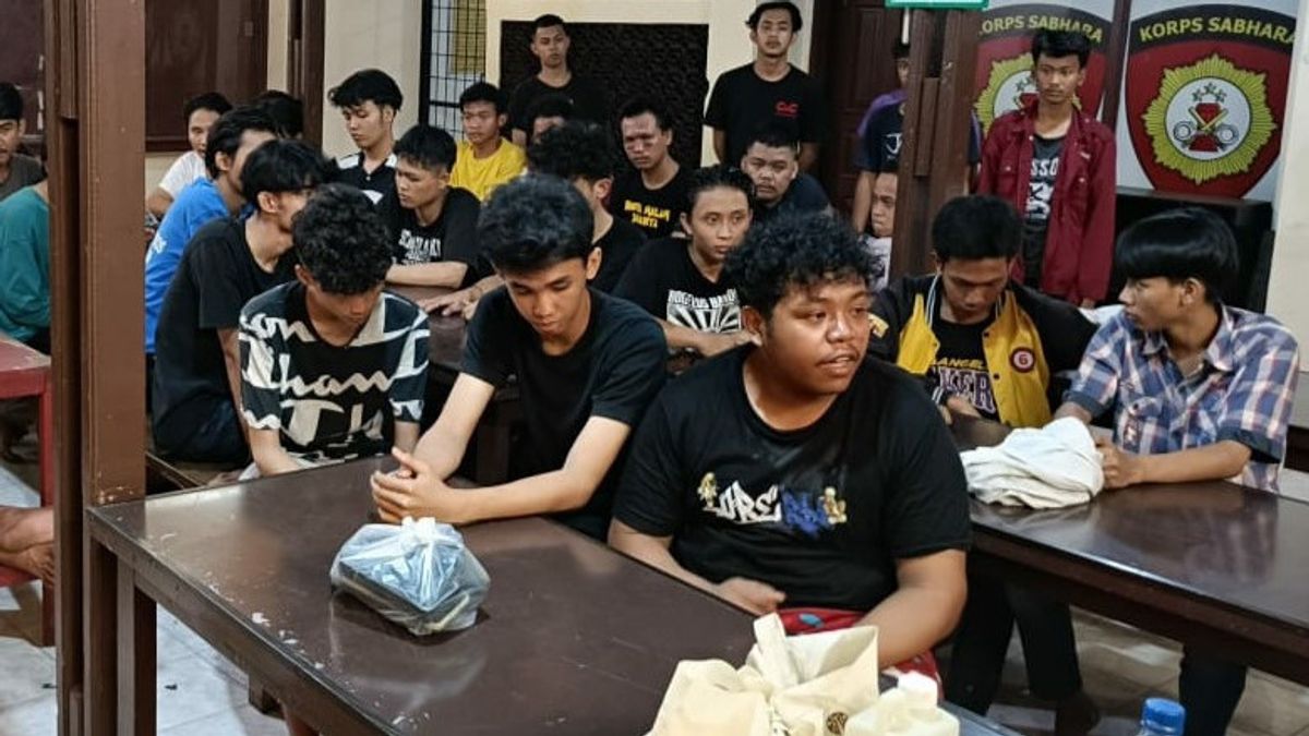 Police Arrest 32 Teenagers For Brawl: Confiscated 17 Sajams, Firecrackers, And Hard Water