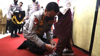 Moment Banten Le Chef De Police S’est Incliné, Prêt à Attacher Les Lacets Des élèves De L’école Primaire
