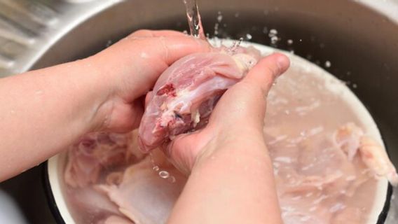 Benarkah Ayam Harus Dicuci? Ahli Beberkan Fakta dan Risikonya