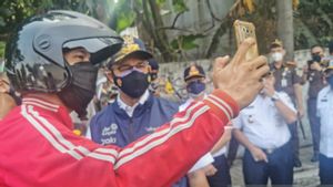 Aksi Anies Baswedan Setop Pekerja di Daan Mogot: Telepon Bos Kamu Bilang Disuruh Gubernur di Rumah Saja