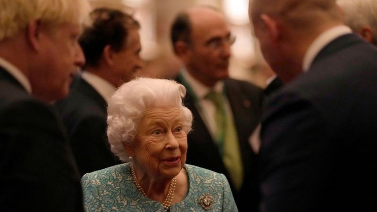 After Meeting Bill Gates, Queen Elizabeth Was Asked To Rest By Doctors