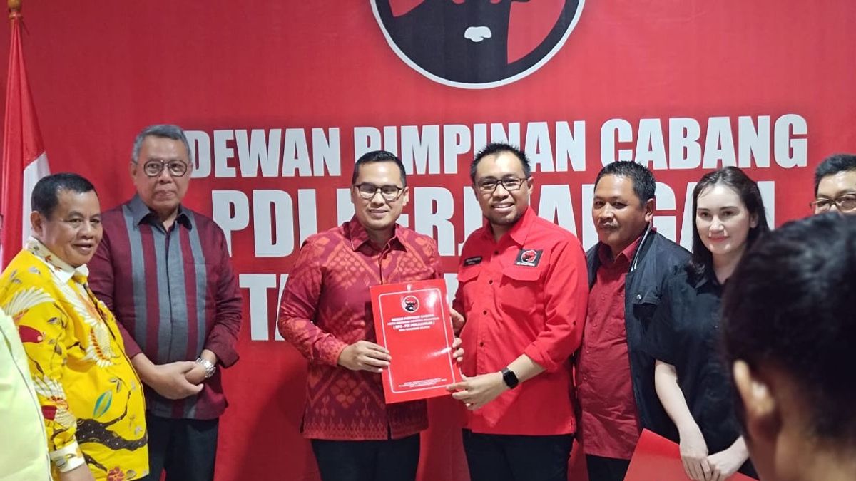 Petahana Benyamin-Pilar rapporte le formulaire de rédaction régionale au DPC PDIP Tangsel