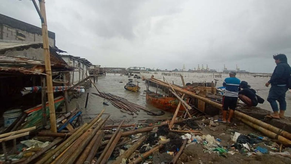 スマラン市の海岸にある何十もの家屋が海の波によって被害を受けました
