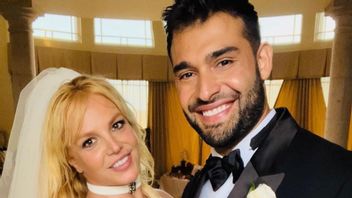 布兰妮·斯皮尔斯（Britney Spears）的母亲不请自来，在Instagram上致以婚礼问候