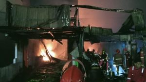 Gegara Korsleting Listrik, Pasutri dan Dua Anak Terjebak Api di Dalam Ruko Manisan