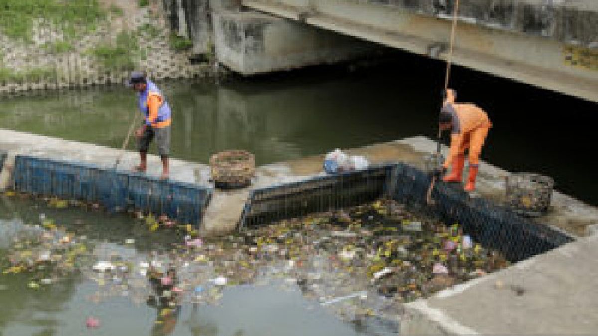 克服克鲁恩达罗伊和克鲁昂多伊河的垃圾洪水， Dlhk3 班达亚齐使用浮动立方体