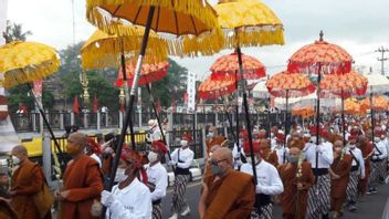 ガンジャール・プラノヴォがメンドゥット寺院からボロブドゥールまで何千人もの仏教徒の行列に出席