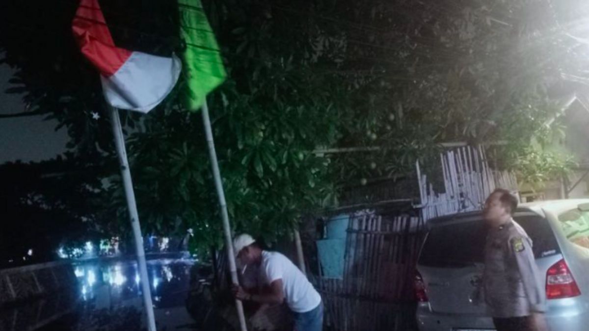 Polisi Copot Atribut Ormas di Kawasan Cilincing Jakarta Utara