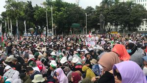Aksi Bela Palestina, Warga Sempatkan Salat di Kawasan Patung Kuda Jakarta