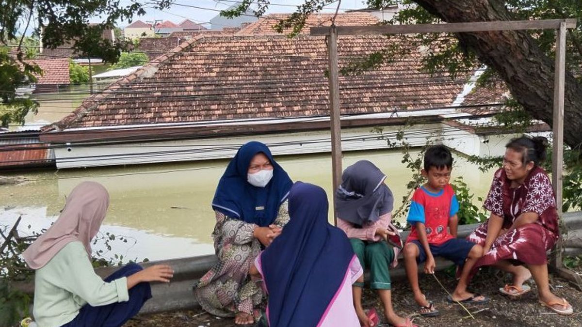 Wulan Jebol河堤防Demak Banjir,数以万计的居民流离失所