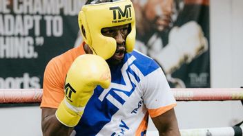 Mayweather Showcases His Boxing Skills: Beating Pads With Impressive Speed At 45 Years Old