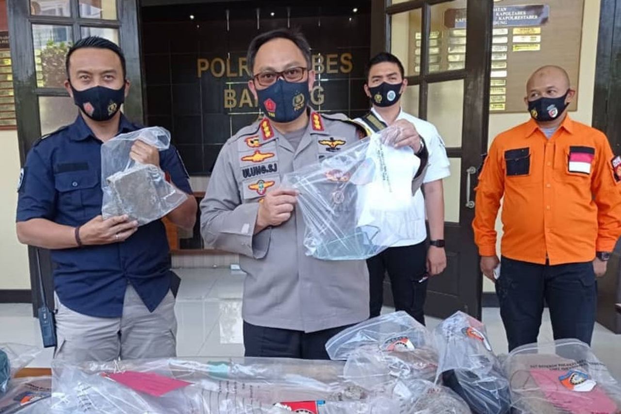 向精神疾病的肇事者达戈·万隆的清真寺投掷石块？