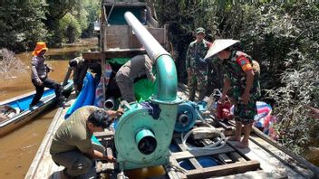 Enforcement, Officials Burn Illegal Gold Mining Equipment In Suhaid West Kalimantan