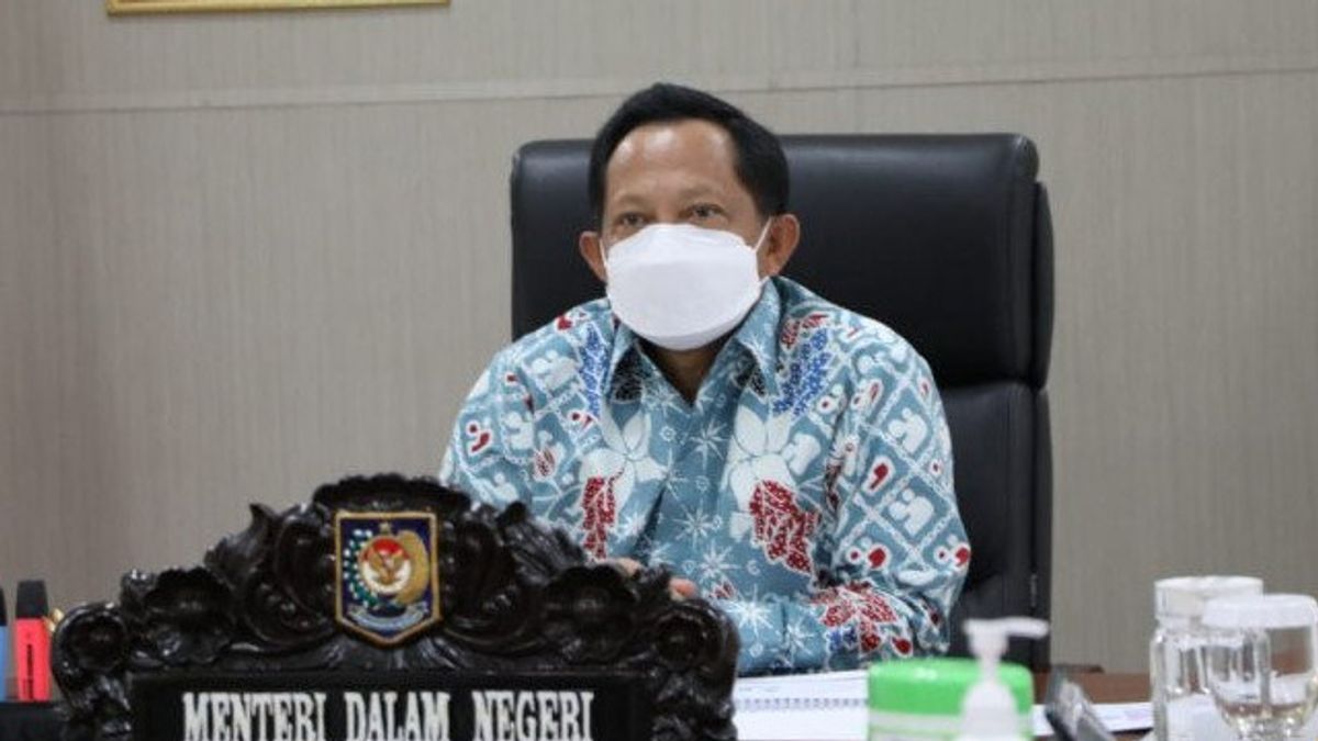 Disinggung Jokowi dalam Ratas, Mendagri Tito Minta Pemda Percepat Insentif Nakes