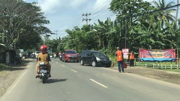 H + 4 Lebaran ، لوحظ الطريق إلى شاطئ Anyer Banten هادئا بعد ظهر اليوم