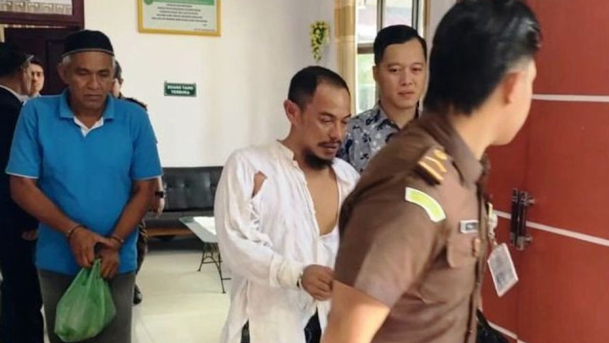After Reading The Sentence Of 3 Years In Prison The Defendant In Meulaboh Escaped