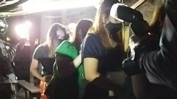 Sedang Asyik Pesta Miras, Para Perempuan Ini Kabur dan Sembunyi di Tempat Gelap saat Polisi Mendadak Masuk ke Dalam Kafe