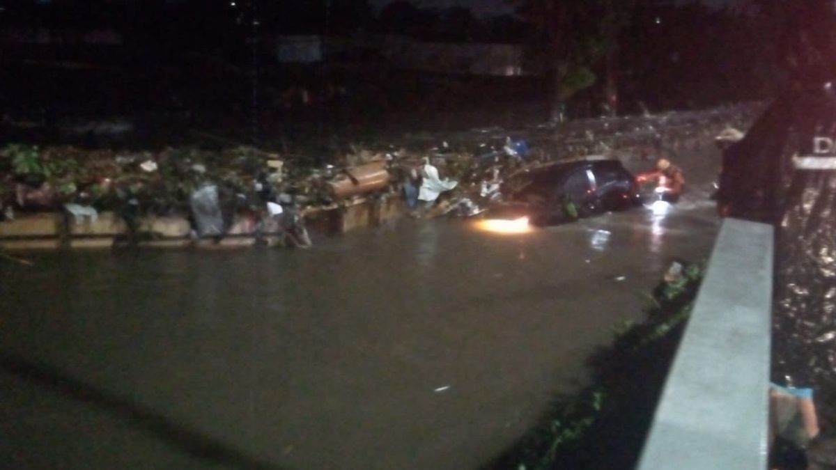 Woman In Car Trapped In 1.5 Meters Flood In Bogor, Lasts 30 Minutes