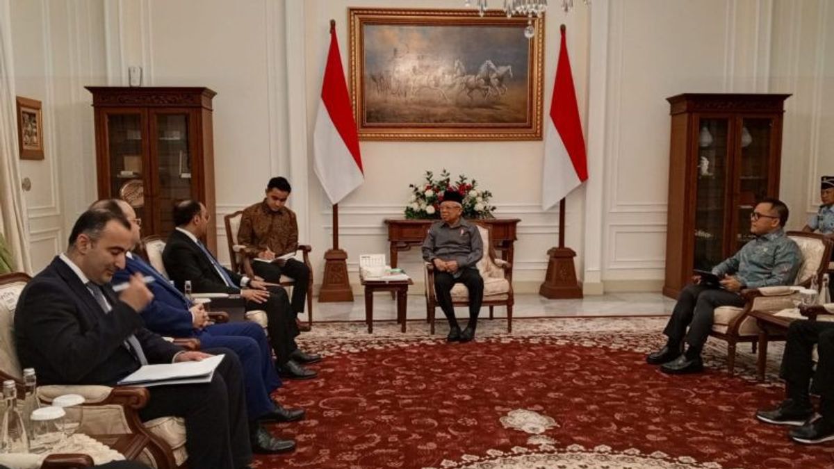 L’arrivée du représentant azéris, vice-président fier du développement des services publics indonésiens