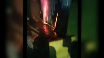 食わない！目撃者は、ワラカス・タンジュン・プリオクの火が燃えるワークショップで、ローリングドアに挟まれた女性の足を見る