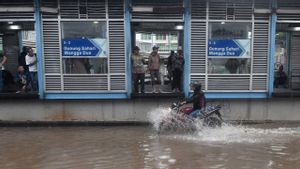 Hujan Guyur Jakarta Senin Pagi, Jadwal Transjakarta di Jam Sibuk Berantakan