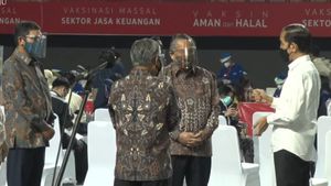 Hambat Penyebaran COVID-19, Jokowi Targetkan 100 Ribu Pelaku Sektor Jasa Keuangan Divaksin Pekan Ini