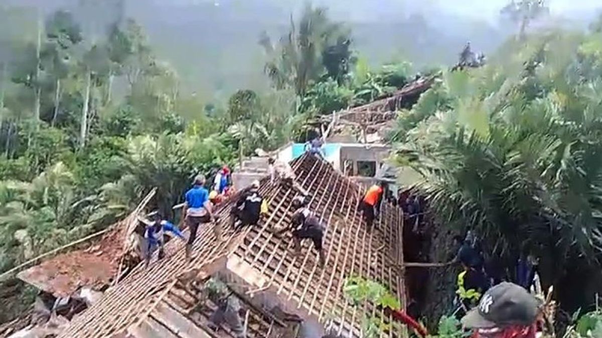 Des habitants ont démantelé des maisons dans la zone de catastrophe de Banjarnegara