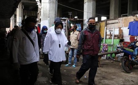 Di Kolong Tol Pluit Ceramah Risma: Saya Ini Ibunya Pemulung