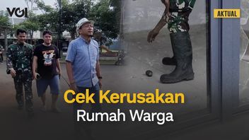 视频:印尼国民军检查了Cibubur旅游城市居民房屋受弹药仓库爆炸影响的破坏